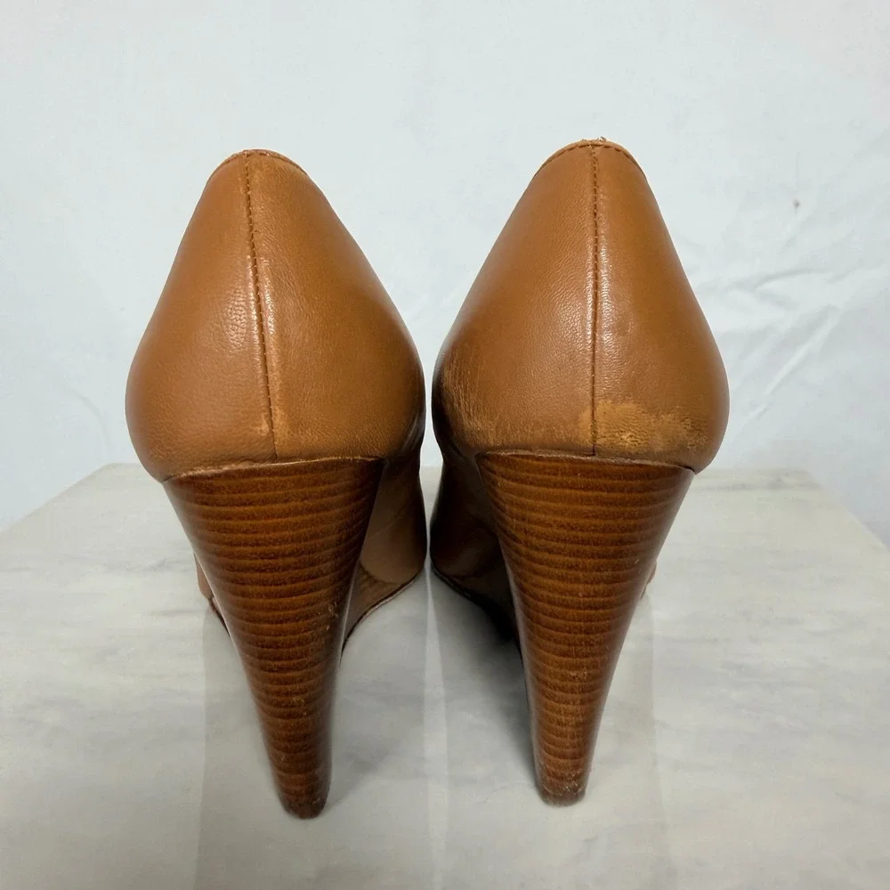 Tory Burch Tan Leather Patent Cap Toe Wedge Pumps Gold Logo 9.5M Classic office